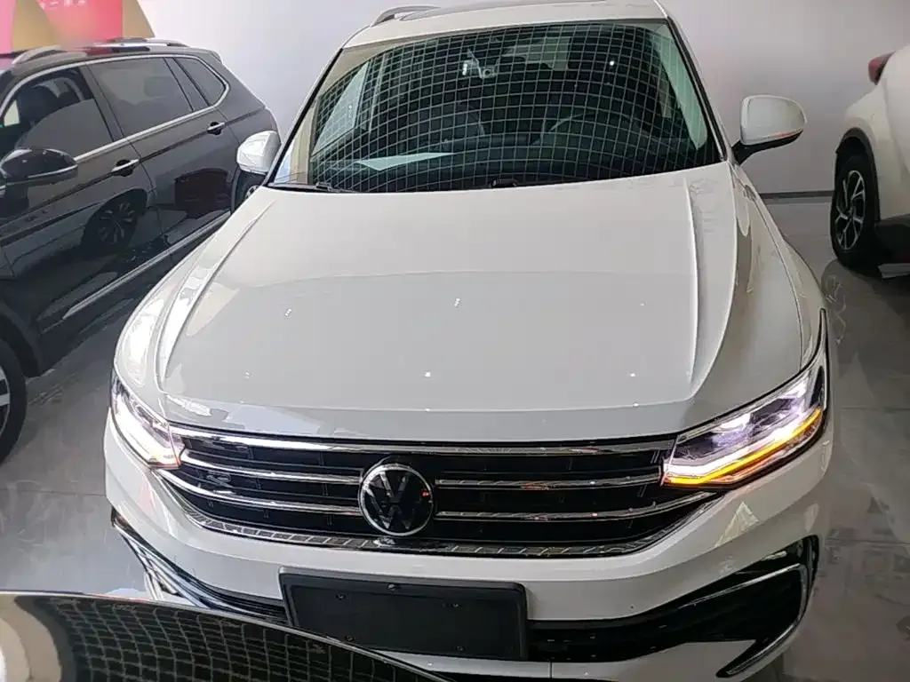 Volkswagen Tiguan L — фото 6