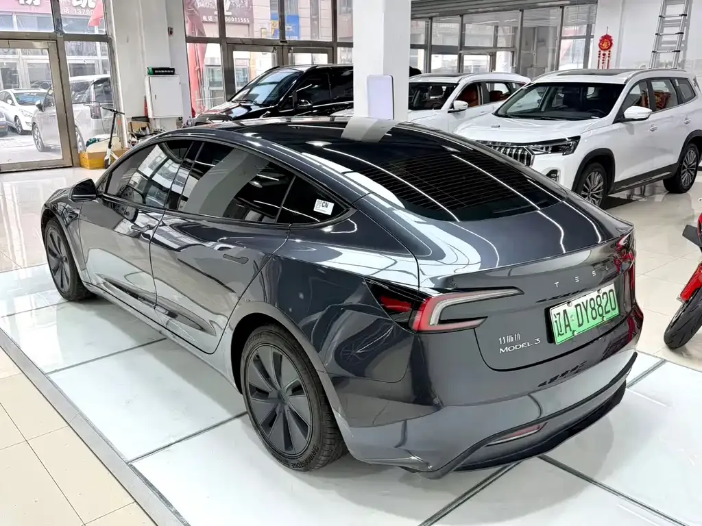 Tesla Model 3 — фото 10