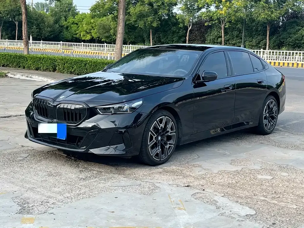BMW 5 Series — фото 1
