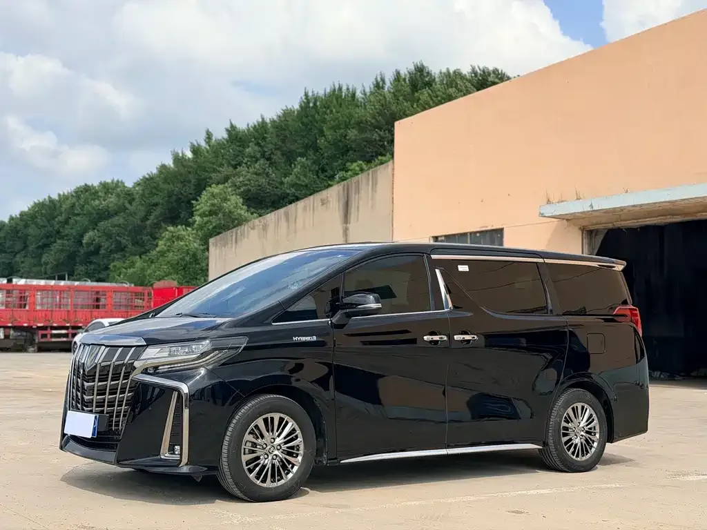 Toyota Alphard — фото 1