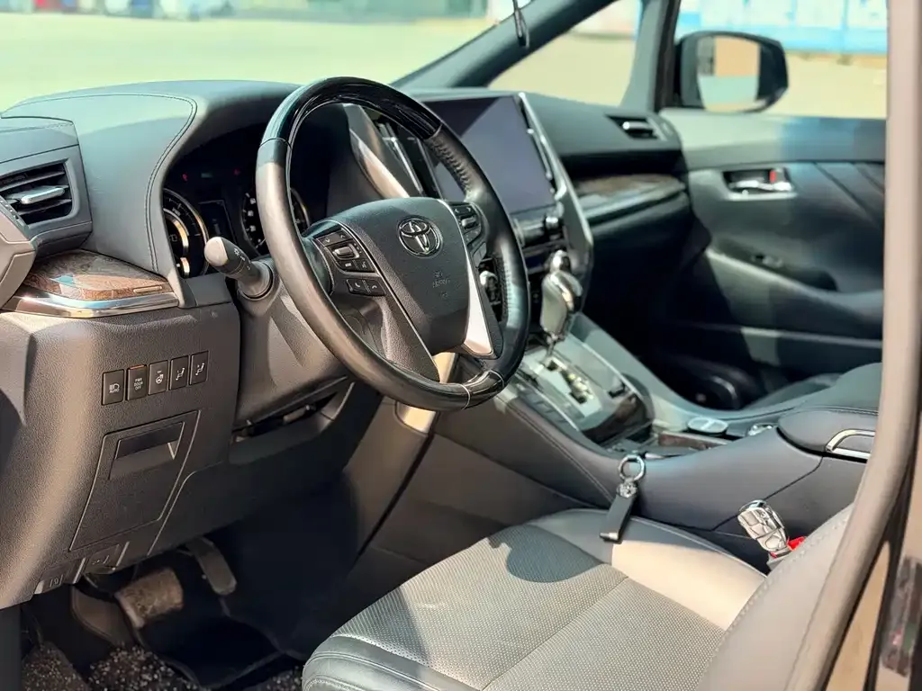 Toyota Alphard — фото 5