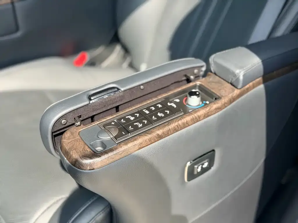 Toyota Alphard — фото 2