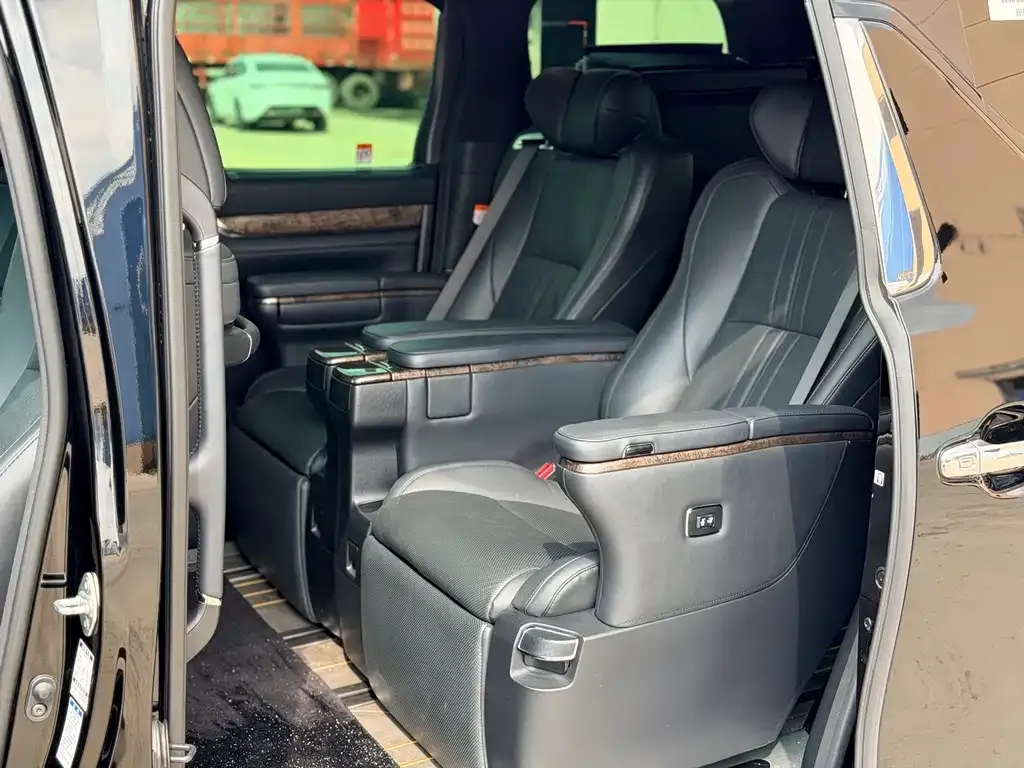 Toyota Alphard — фото 9