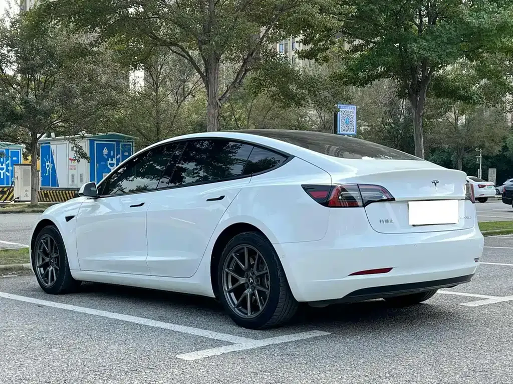 Tesla Model 3 — фото 5