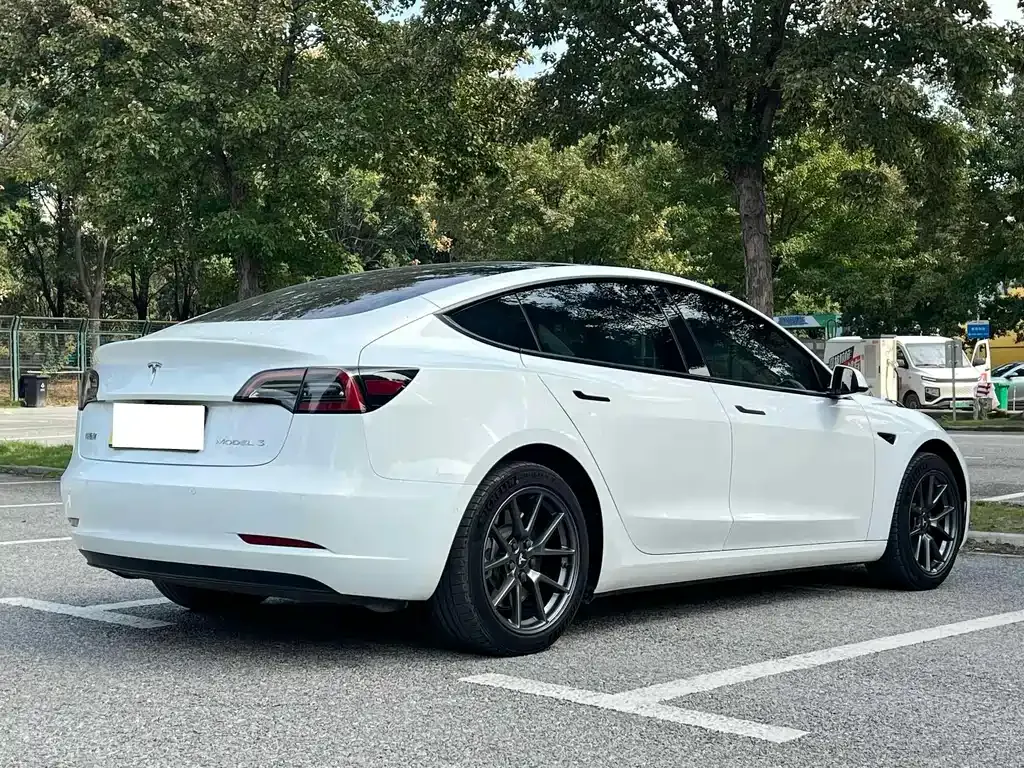 Tesla Model 3 — фото 9