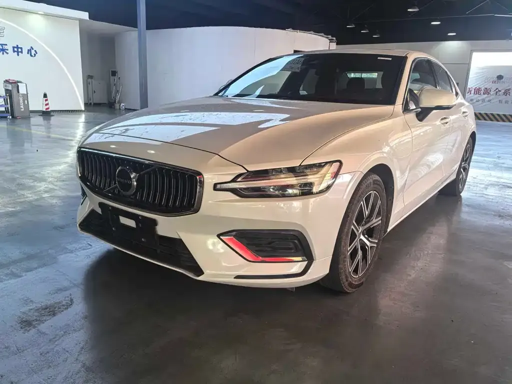 Volvo S60 — фото 1