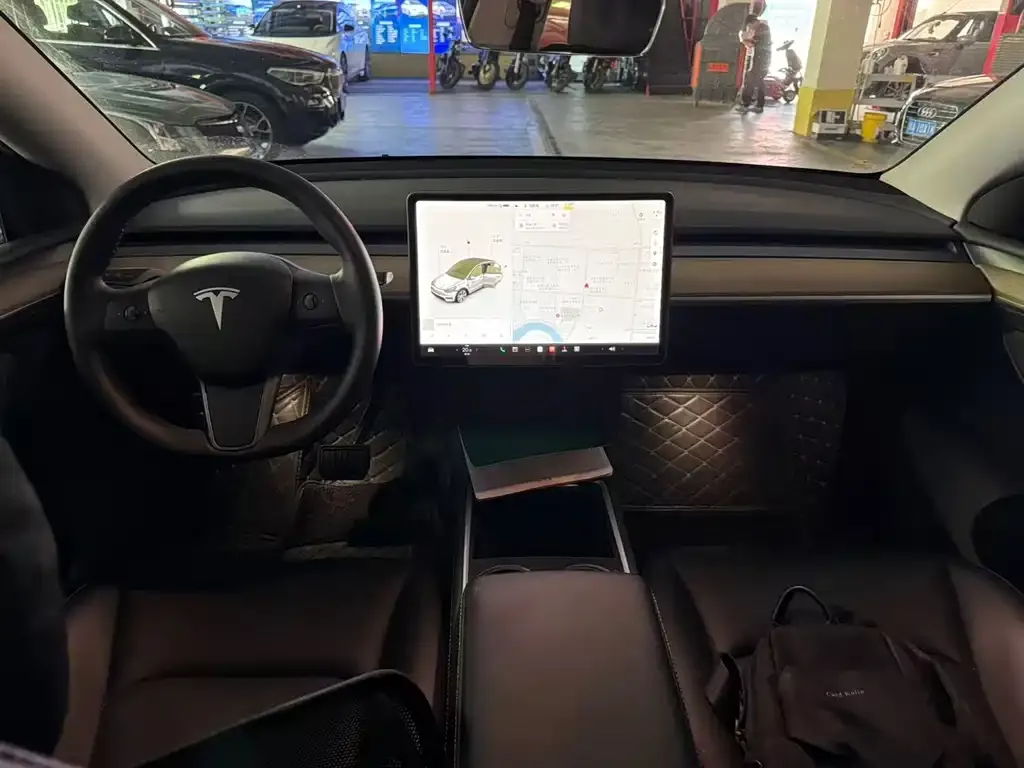 Tesla Model Y — фото 10