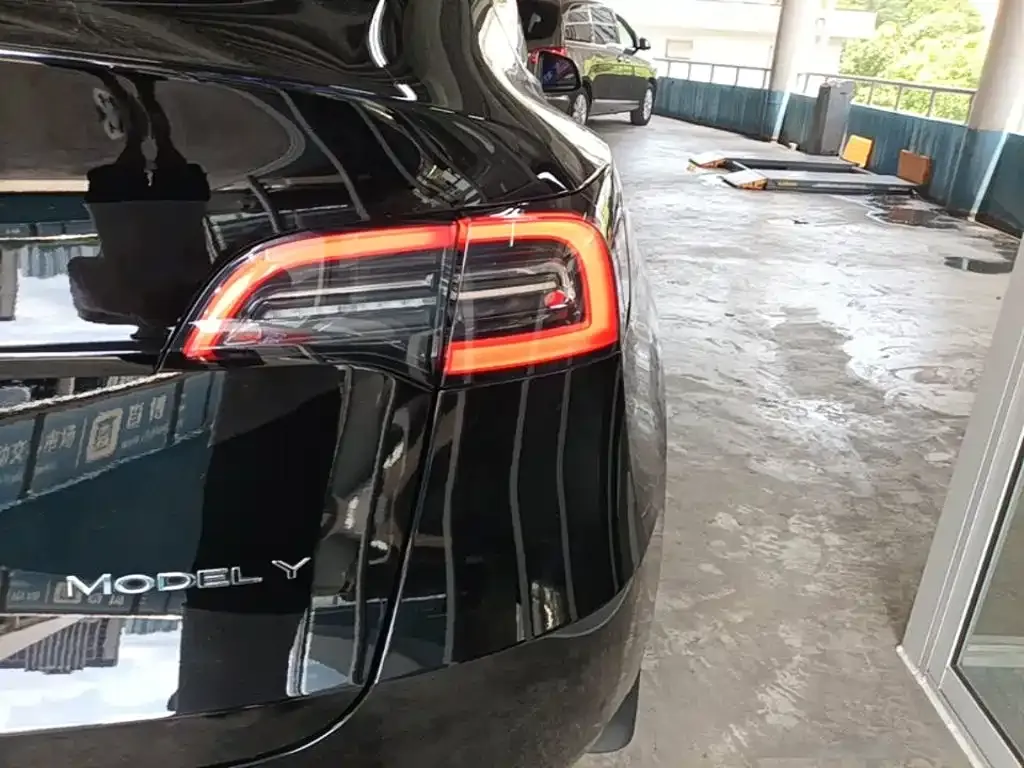 Tesla Model Y — фото 9