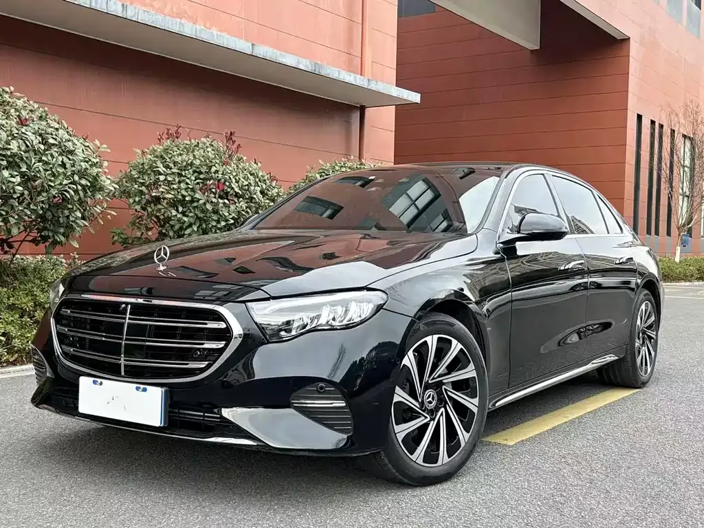 Mercedes-Benz E-Class — фото 1