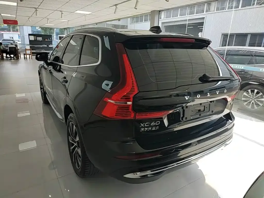 Volvo XC60 — фото 10