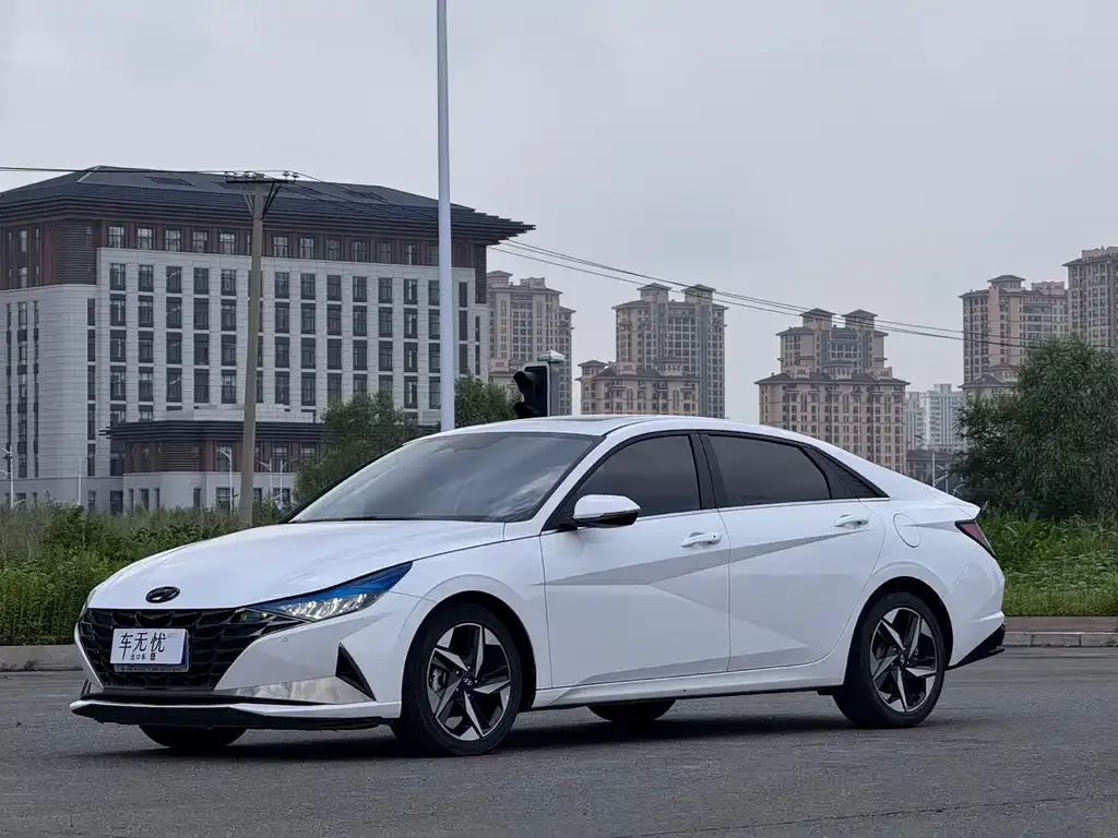Hyundai Elantra — фото 1