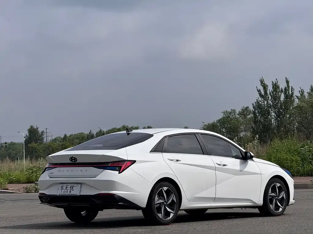 Hyundai Elantra — фото 3