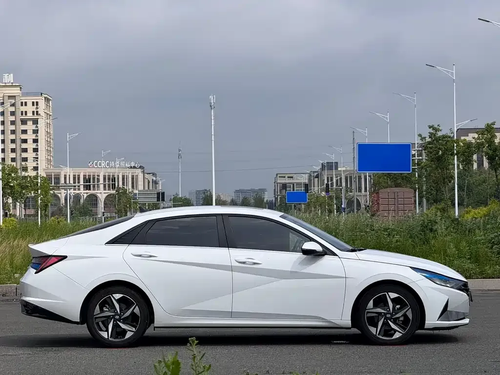 Hyundai Elantra — фото 4