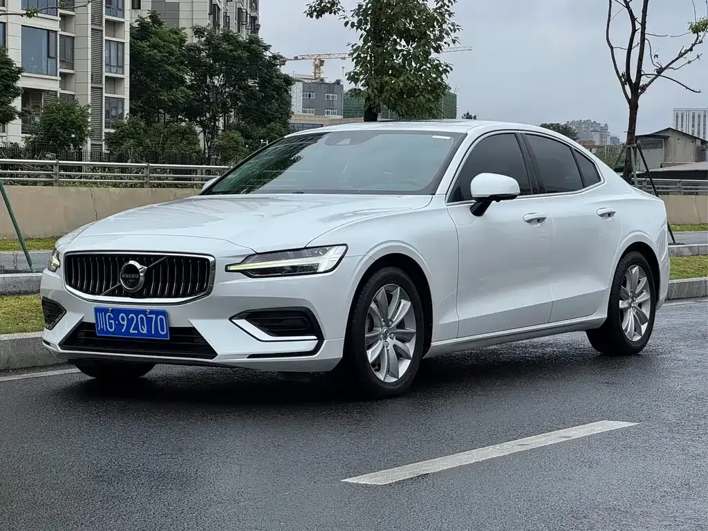 Volvo S60 — фото 1