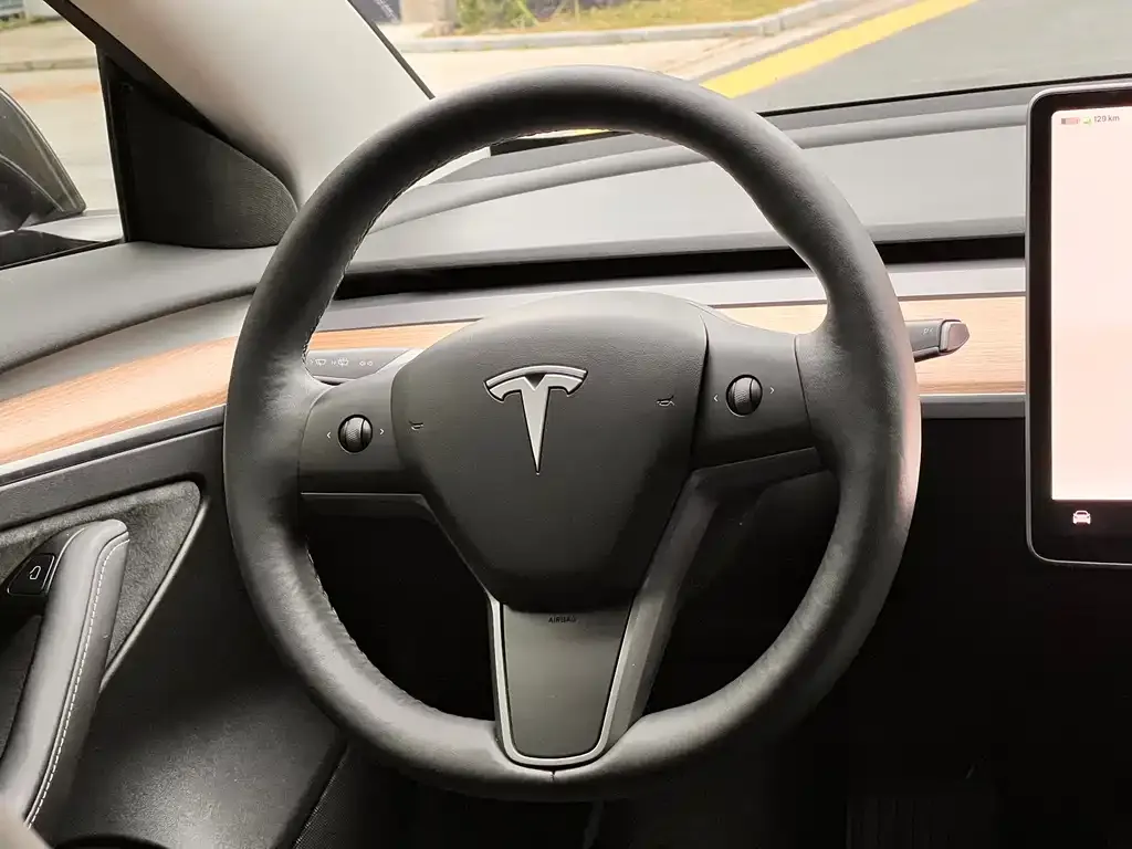 Tesla Model 3 — фото 3