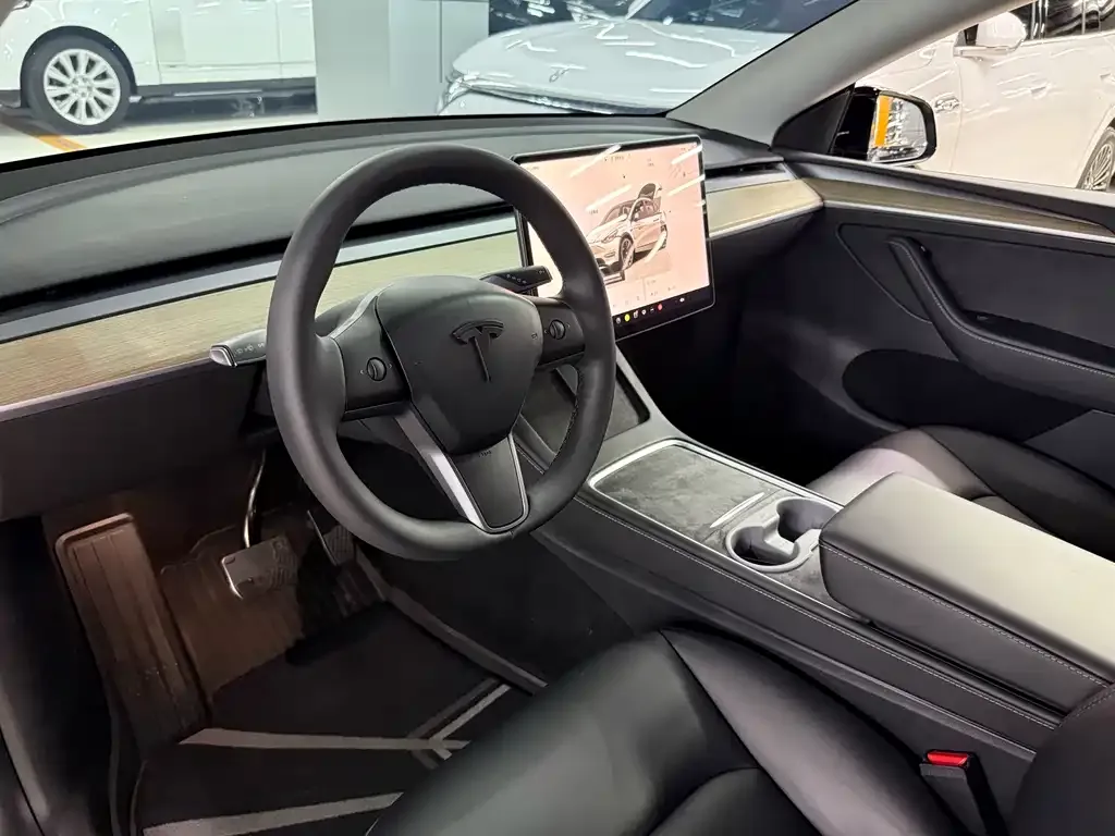 Tesla Model Y — фото 2