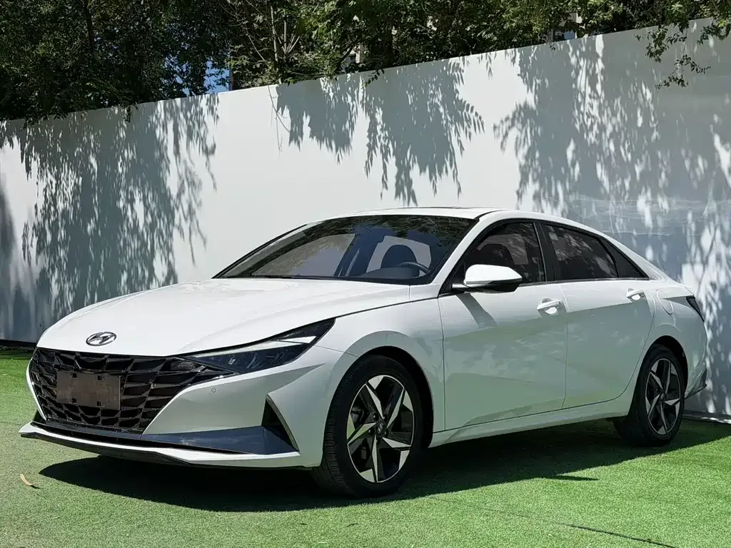 Hyundai Elantra — фото 1