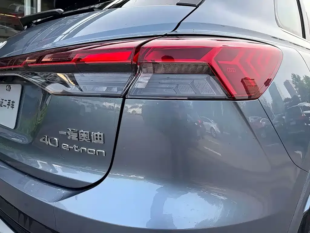 Audi Q4 e-tron — фото 2