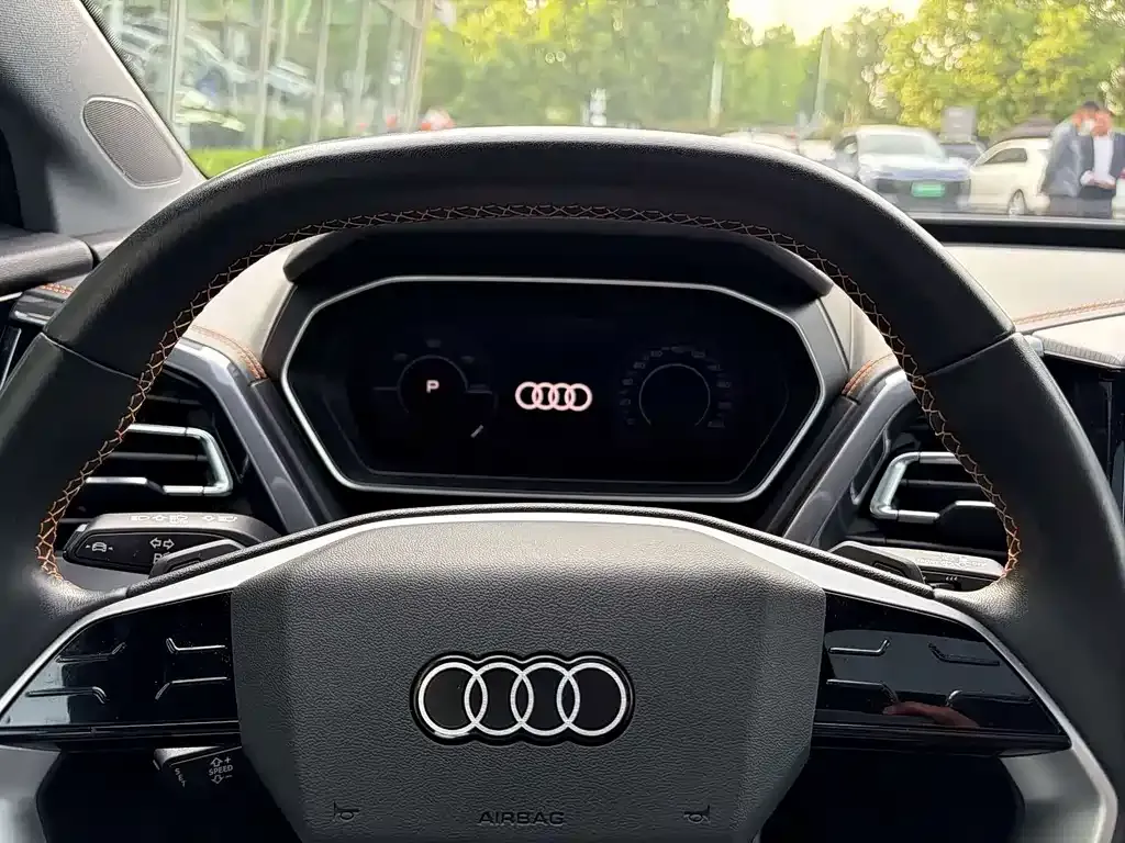 Audi Q4 e-tron — фото 4