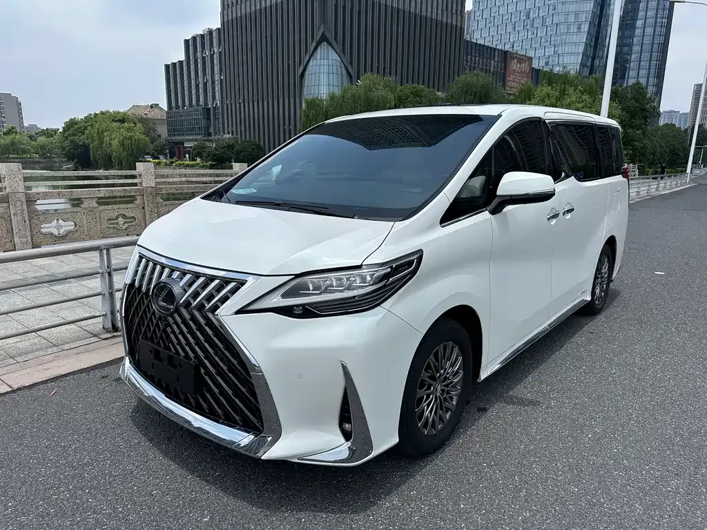 Lexus LM — фото 1