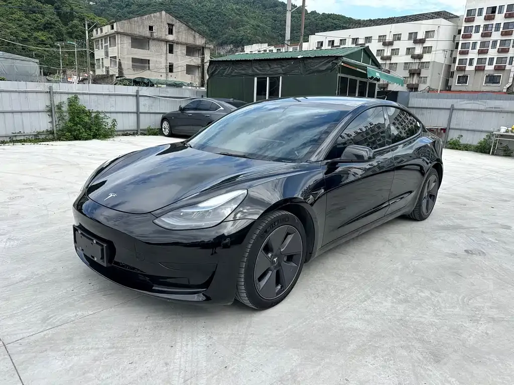 Tesla Model 3 — фото 1