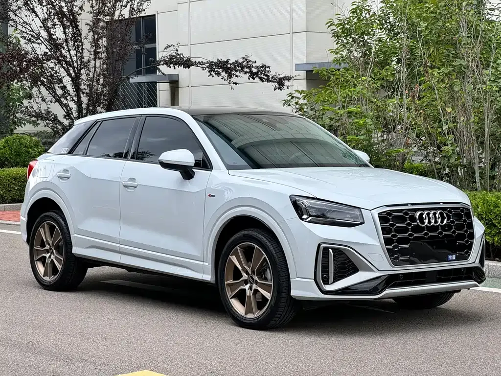 Audi Q2L — фото 10