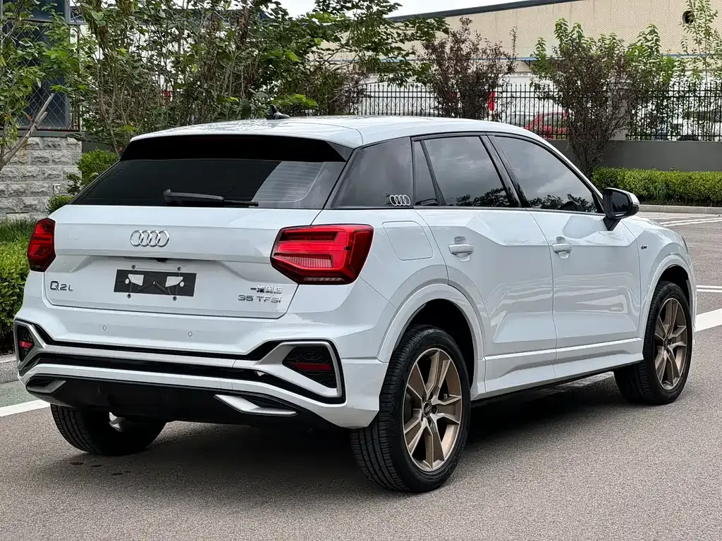 Audi Q2L — фото 9