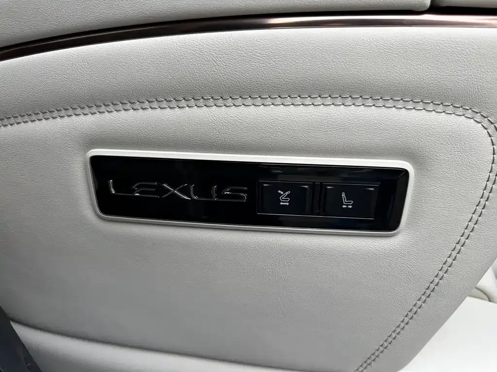 Lexus LM — фото 7