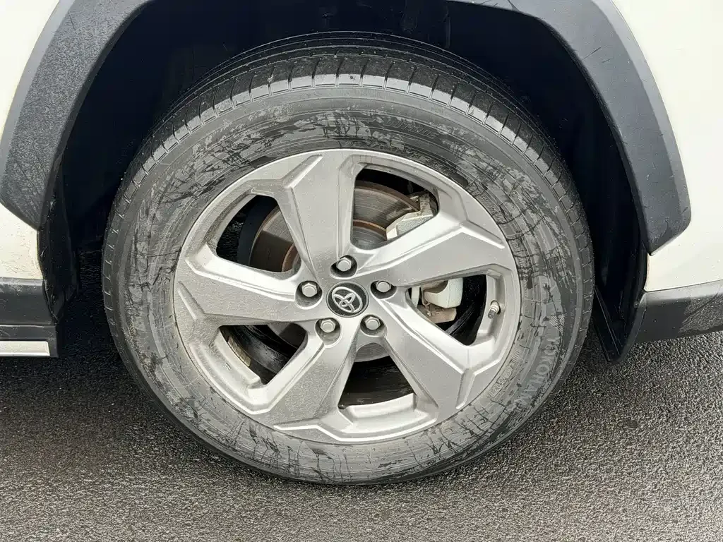 Toyota RAV4 — фото 10