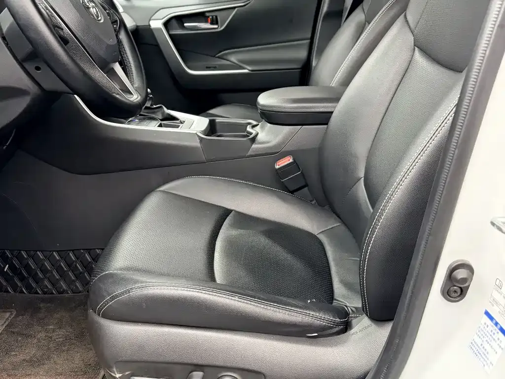 Toyota RAV4 — фото 7