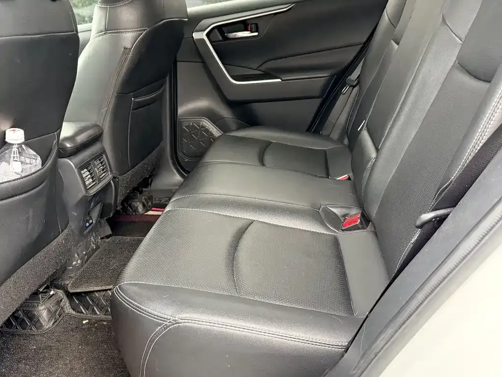 Toyota RAV4 — фото 6