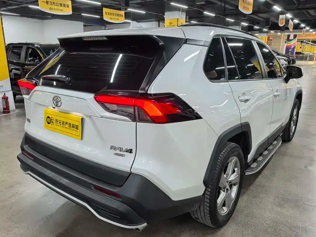 Toyota RAV4 — фото 4