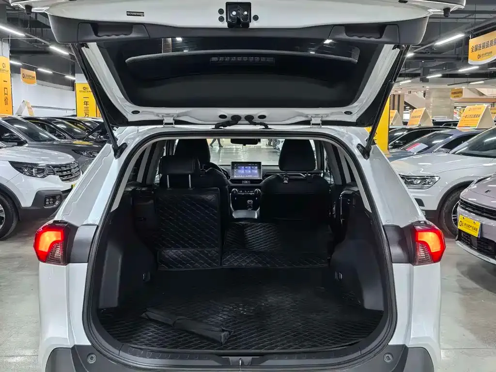 Toyota RAV4 — фото 8