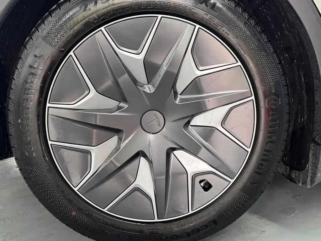 Tesla Model Y L — фото 9