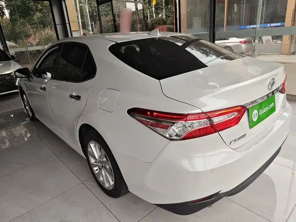 Toyota Camry — фото 5