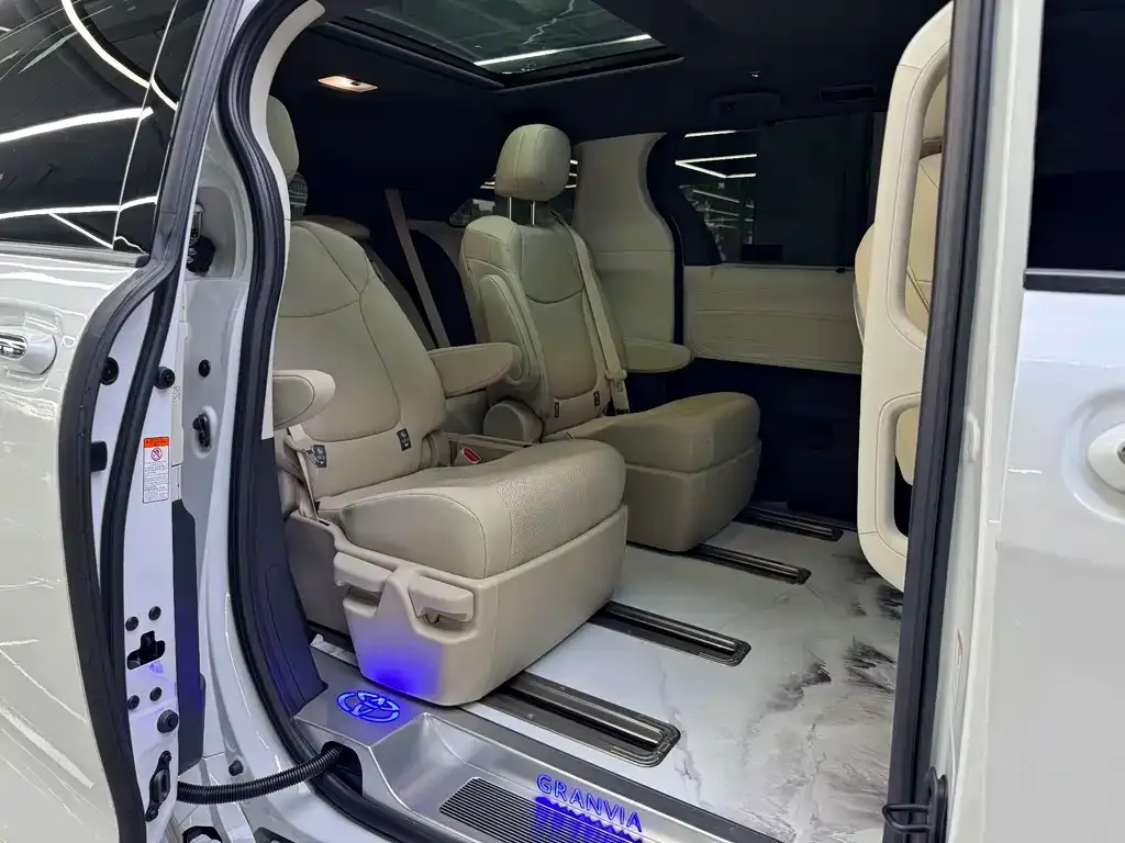 Toyota Granvia — фото 7
