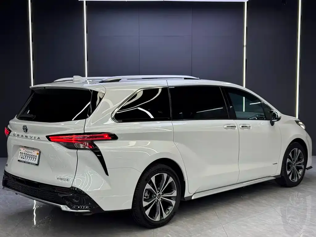 Toyota Granvia — фото 5