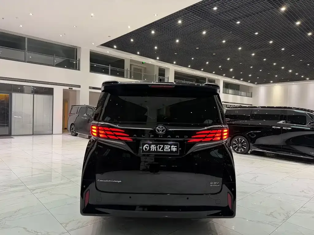 Toyota Alphard — фото 6