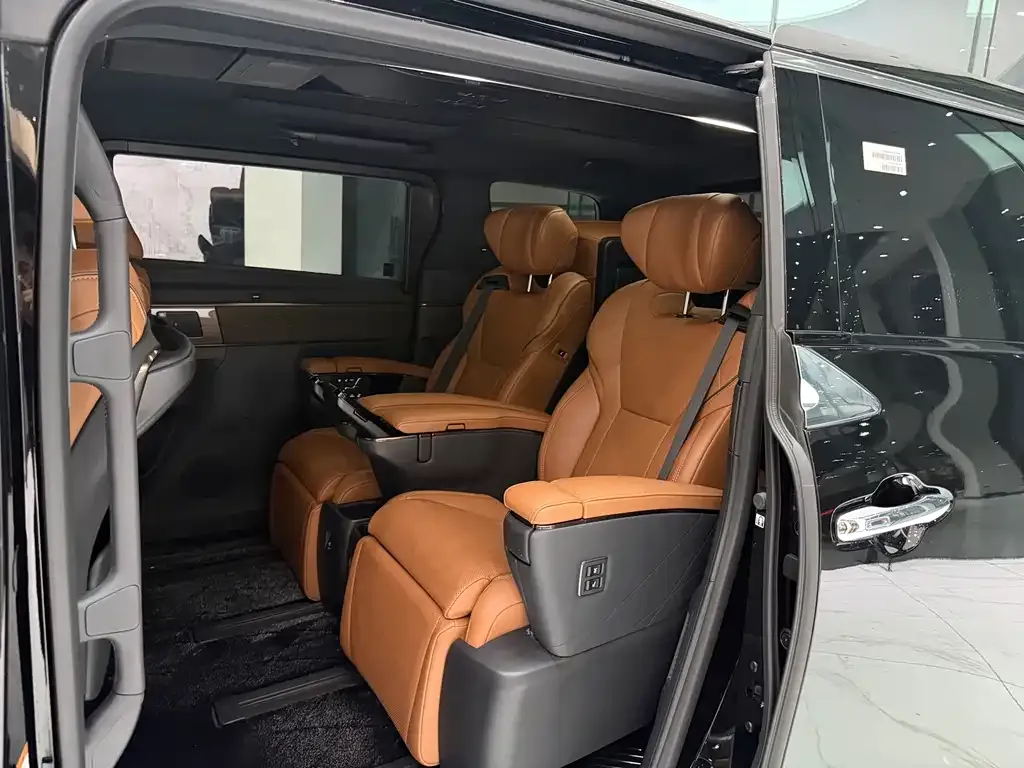 Toyota Alphard — фото 10