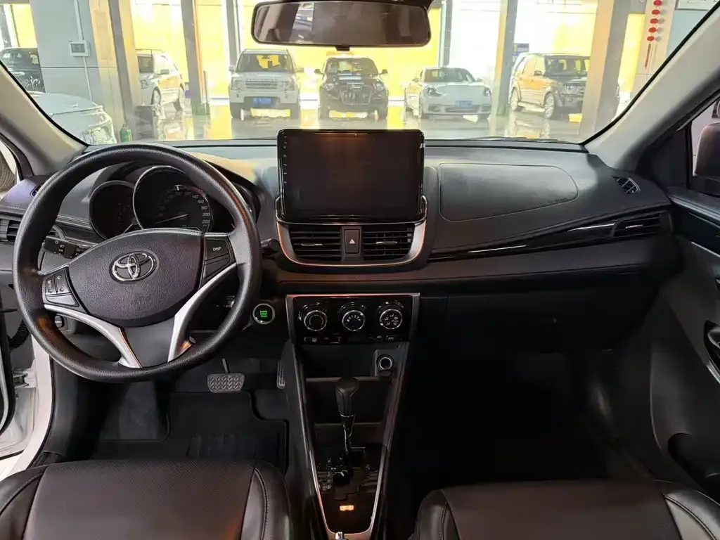 Toyota Yaris L — фото 8