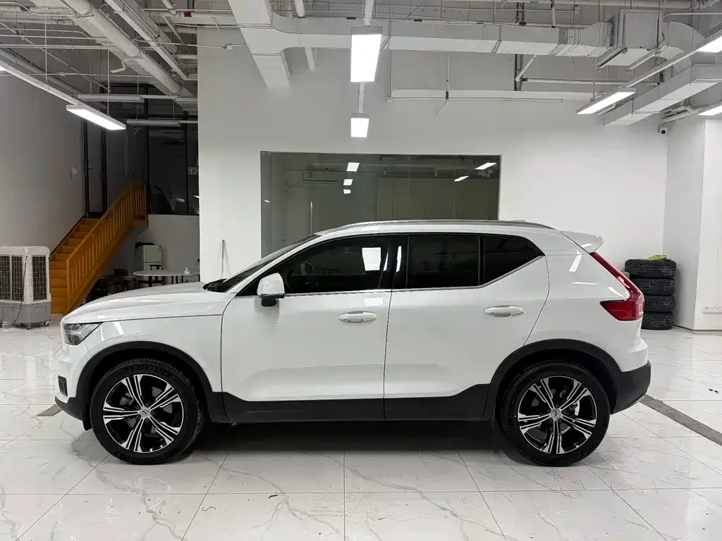 Volvo XC40 — фото 8