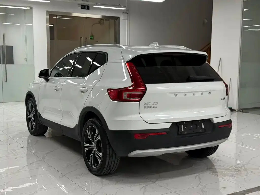 Volvo XC40 — фото 6