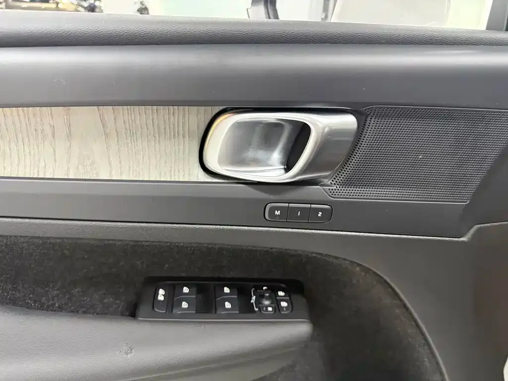 Volvo XC40 — фото 10