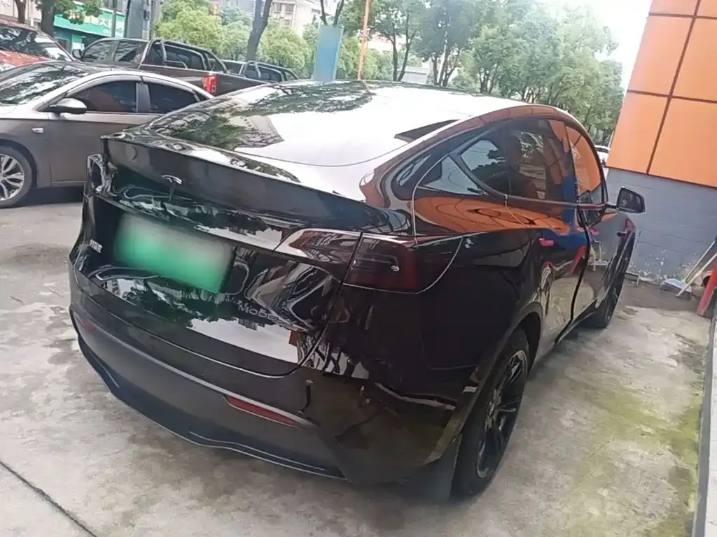 Tesla Model Y — фото 6
