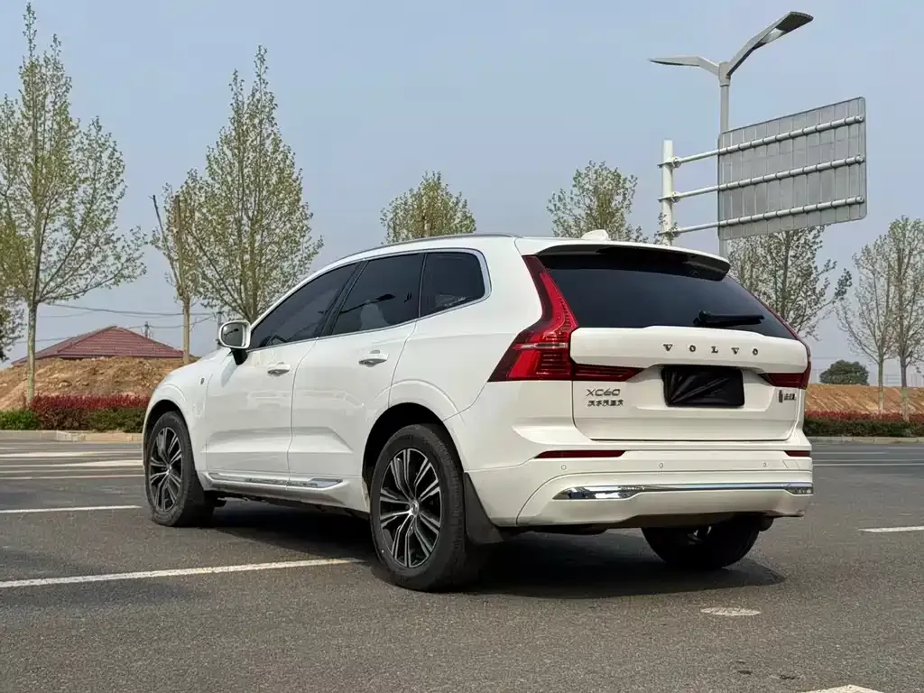 Volvo XC60 — фото 8