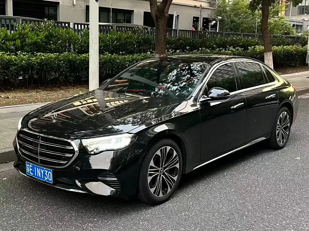 Mercedes-Benz E-Class — фото 1