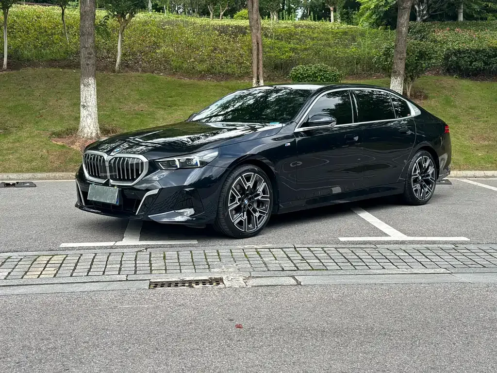 BMW 5 Series — фото 1