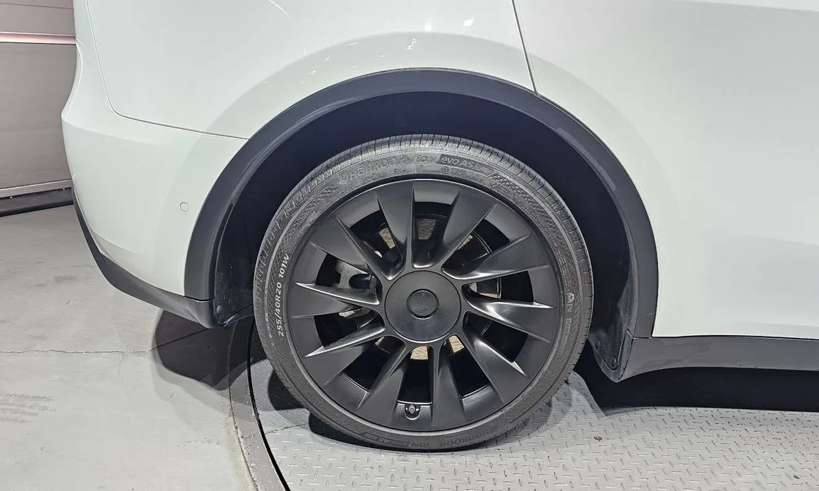 Tesla Model Y — фото 10