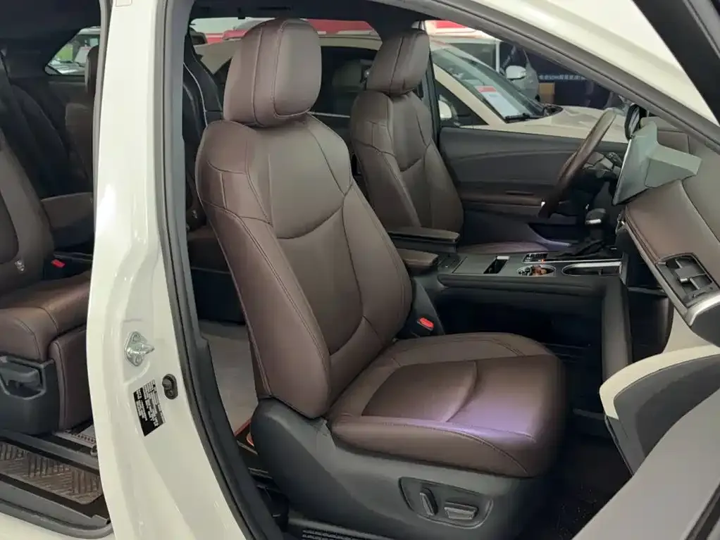 Toyota Granvia — фото 3
