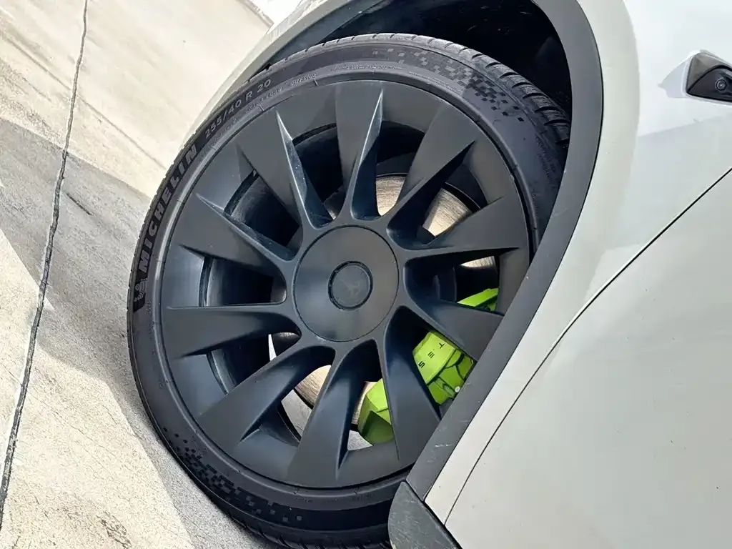 Tesla Model Y — фото 10